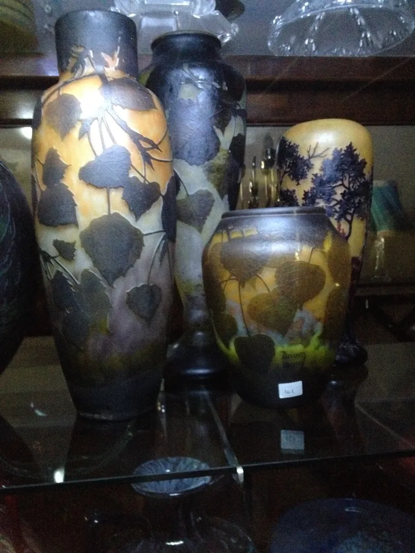 Ensemble de vases décoratifs Daum Nancy dans une vitrine