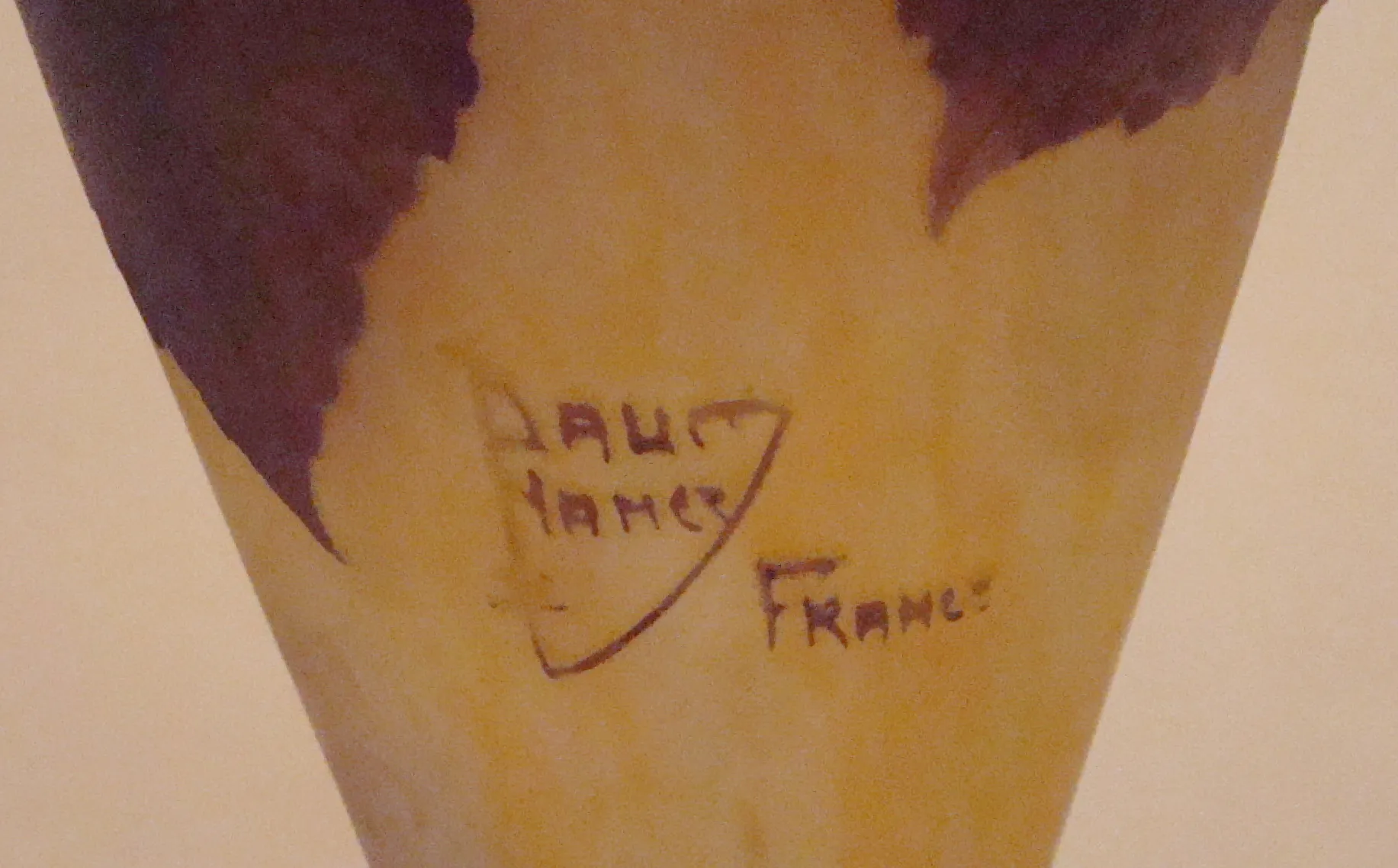 Verre signé Daum Nancy avec un design distinctif et ancien