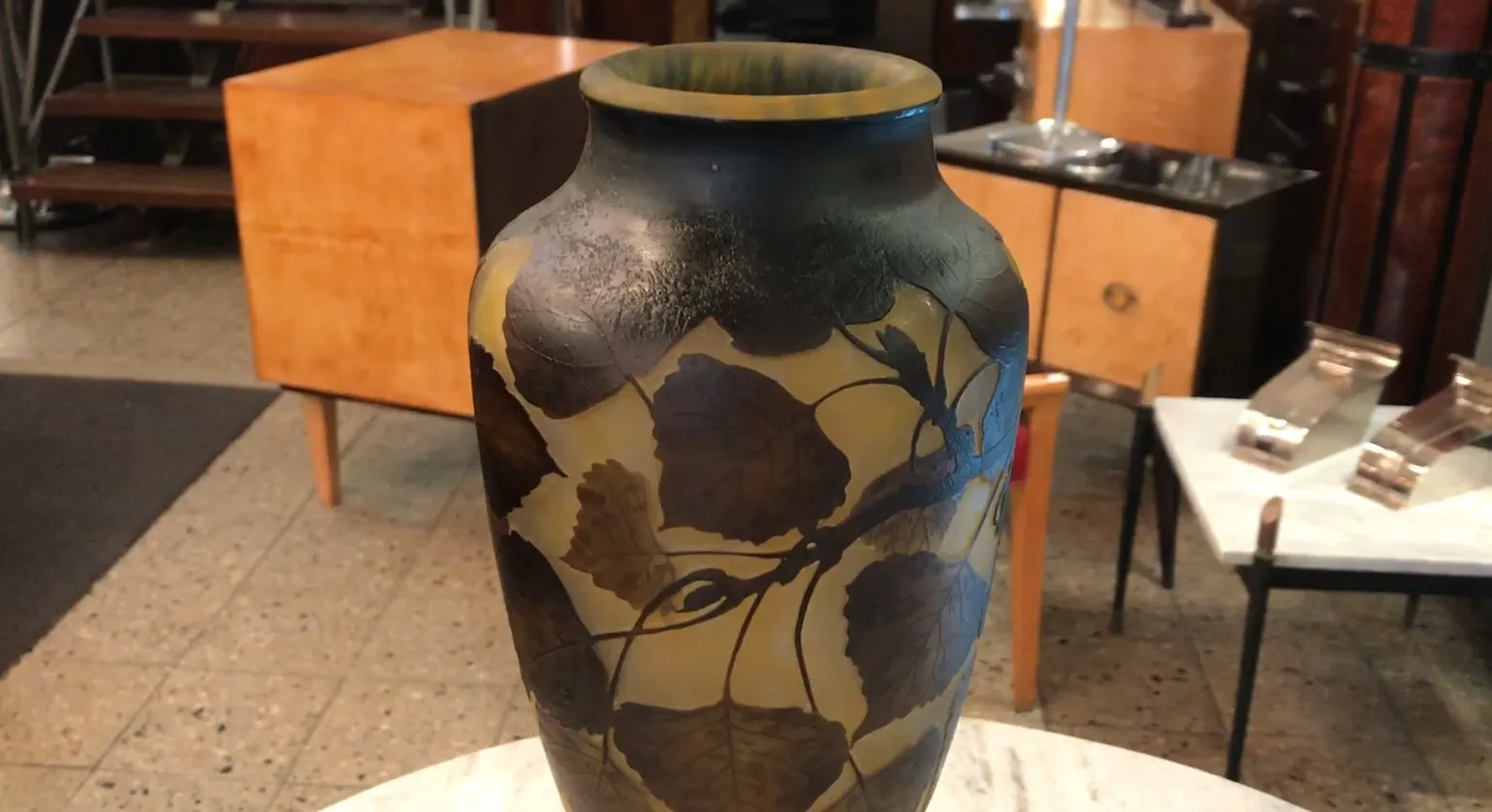 Jarrón antiguo de vidrio firmado Daum Nancy con diseño de hojas.