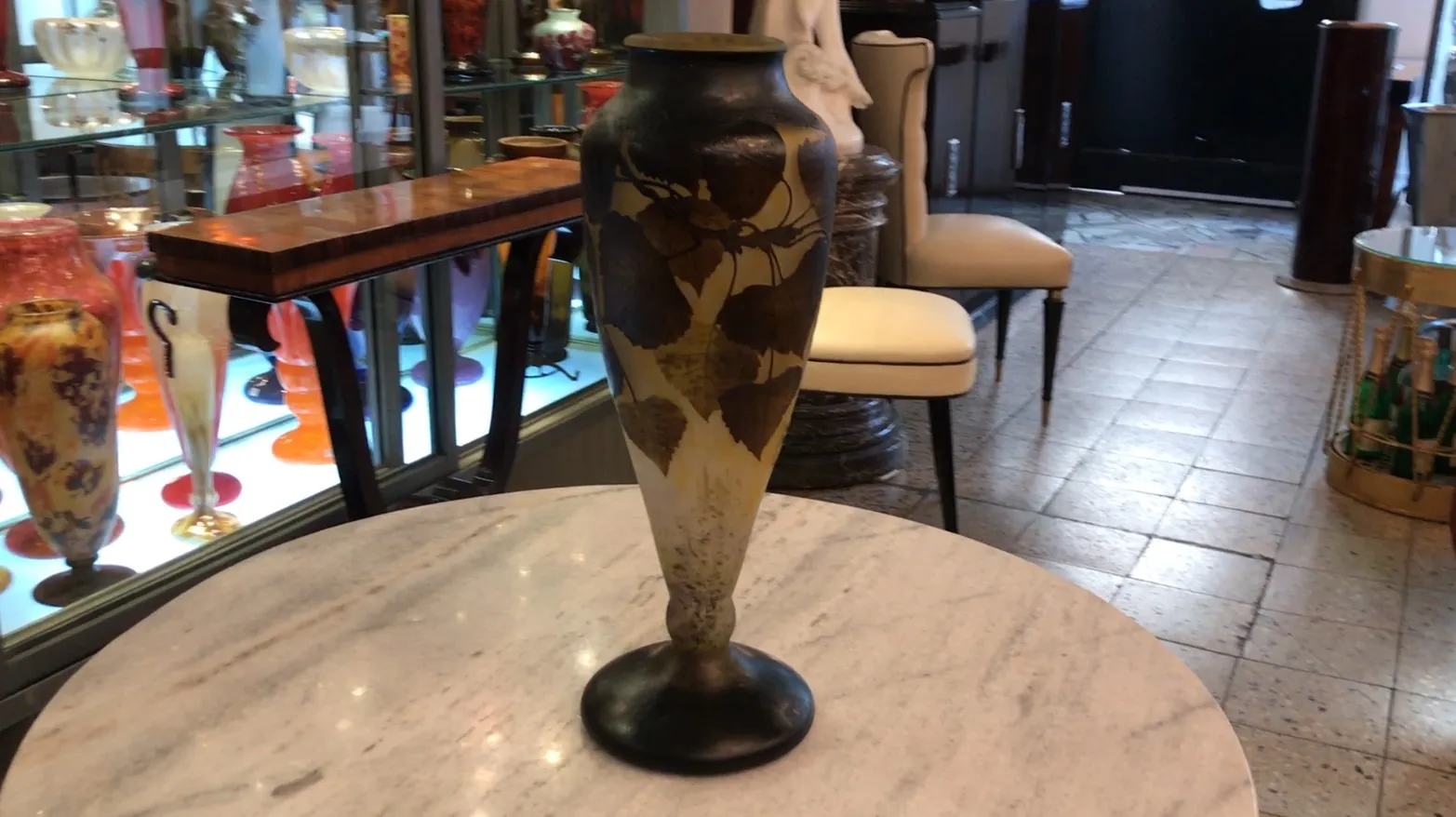 签名玻璃道姆南希，带有花卉设计，周围是古董环境