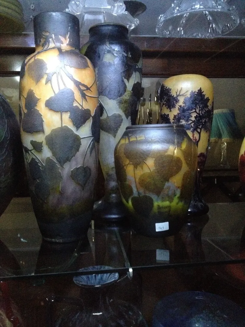 Antikes signiertes Glas Daum Nancy mit dekorativem Hintergrund.