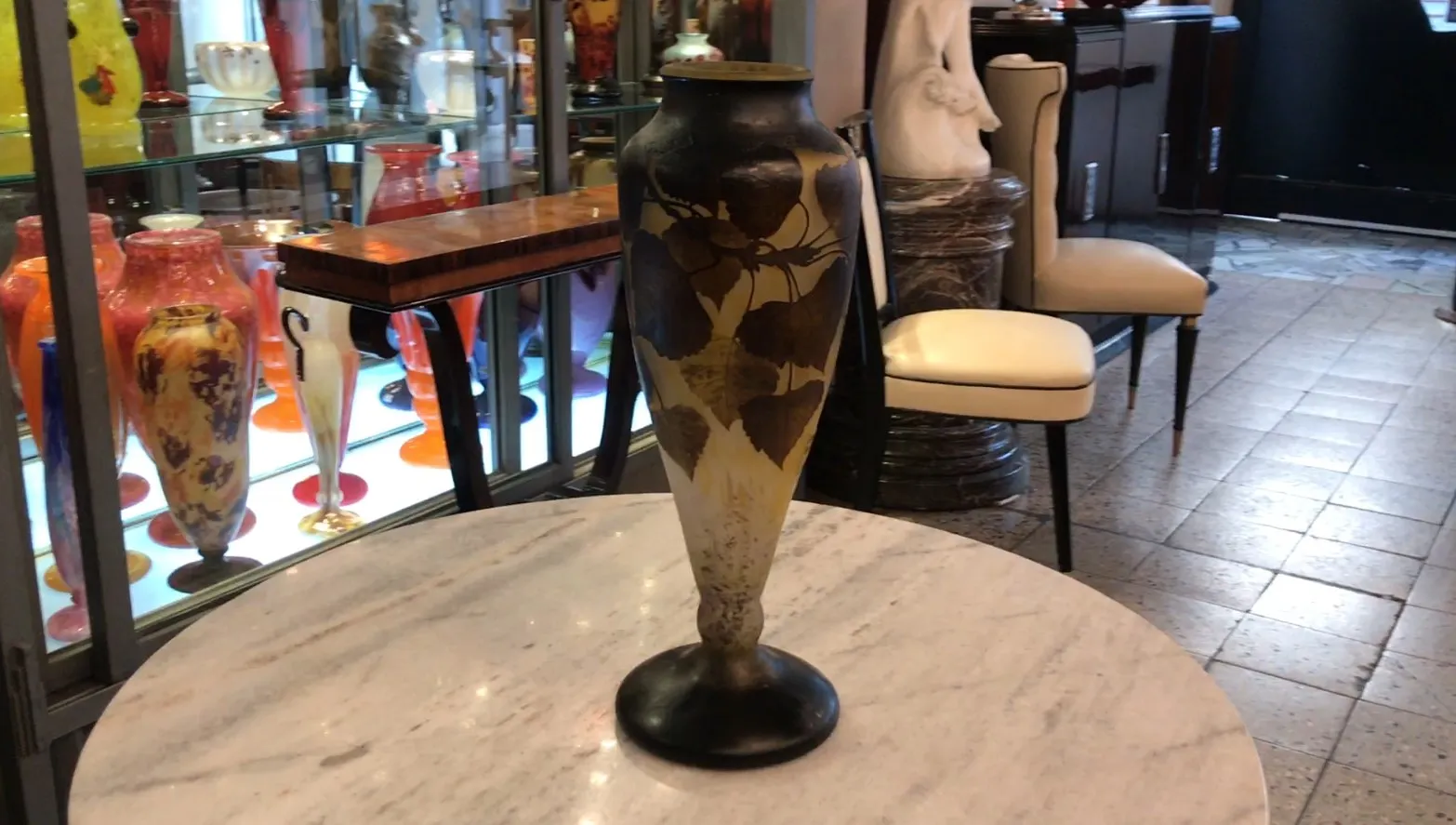 展示在古董环境中的达美·南希签名玻璃