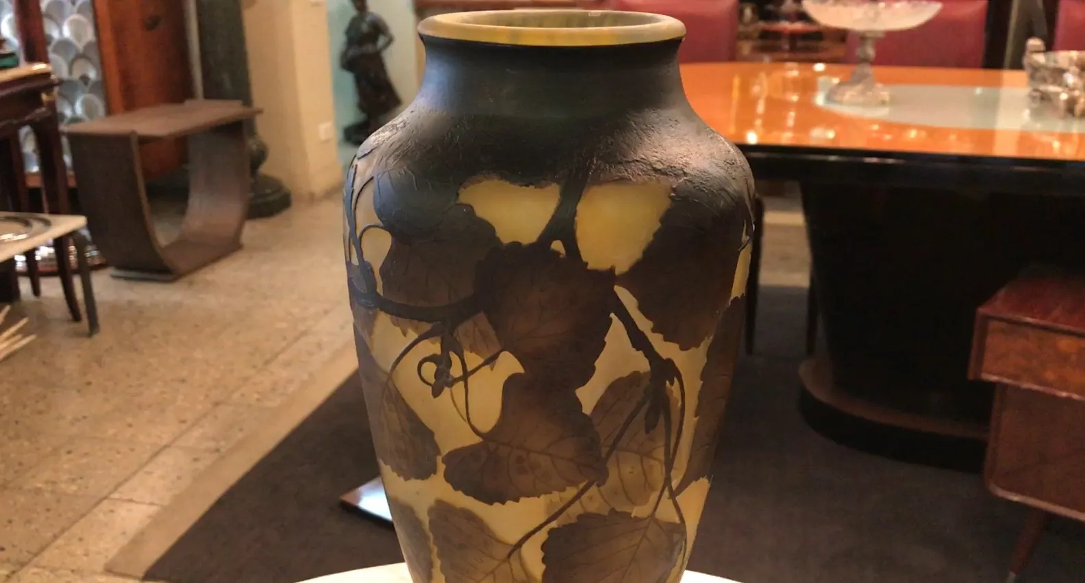 vase mit geschnitzten Blättern, heller Hintergrund, dekoratives Antik