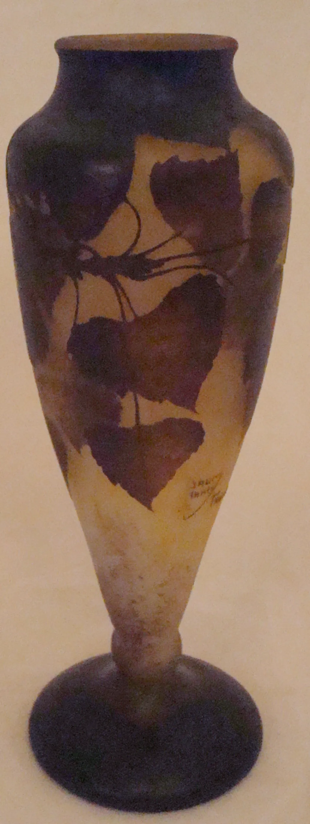 vidrio decorativo con diseño de hojas firmado por Daum Nancy