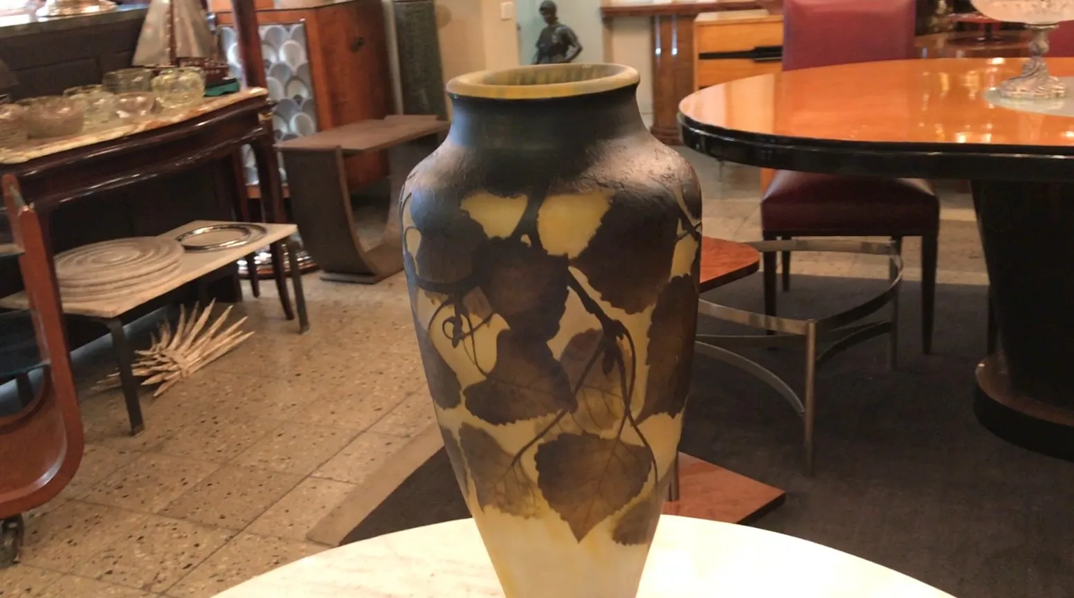 Antiquité verre signé Daum Nancy avec des feuilles décoratives dans un cadre élégant.