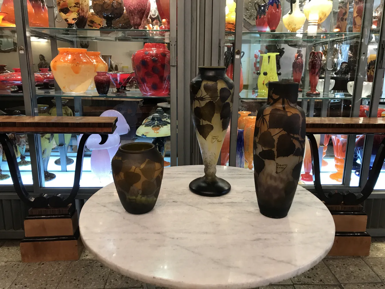 vases anciens en verre signé daum nancy, avec fond coloré