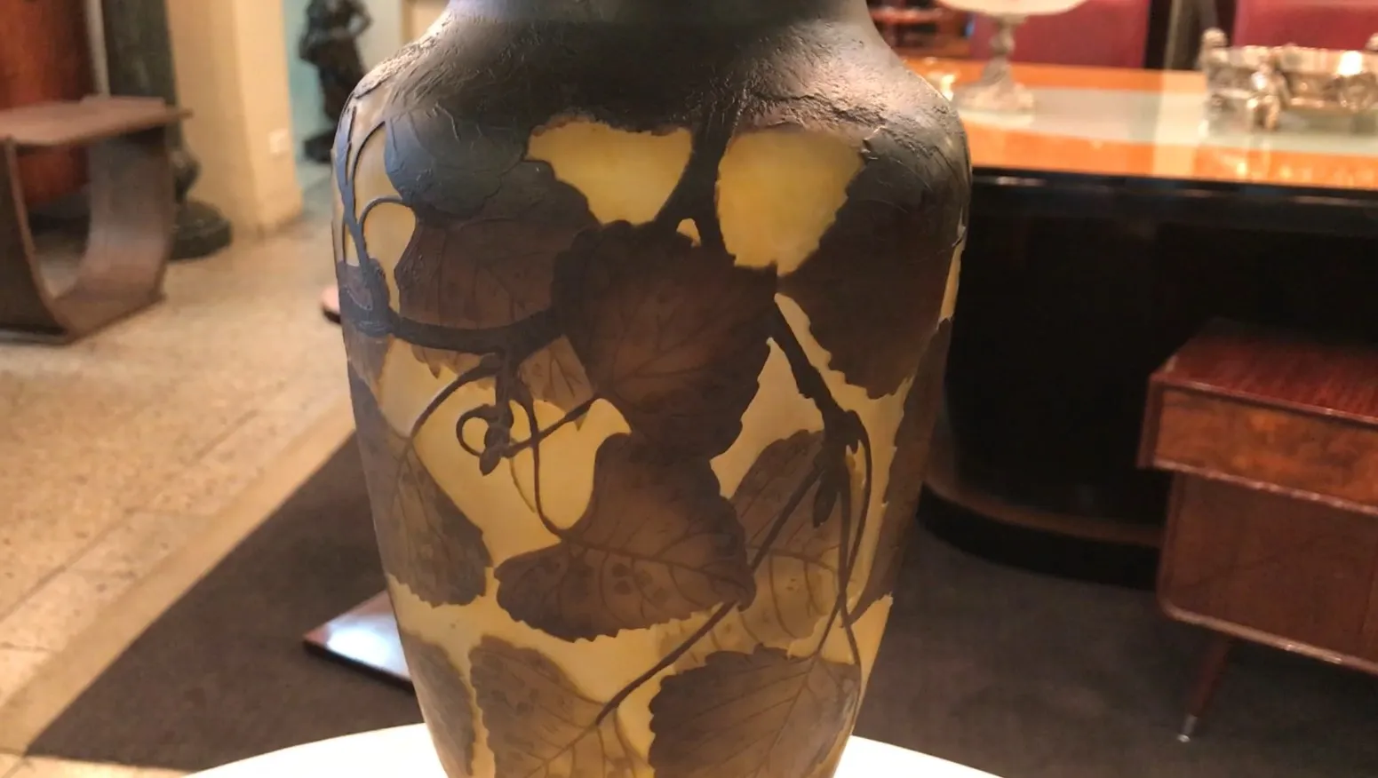 Verre signé Daum Nancy avec des décorations de feuilles