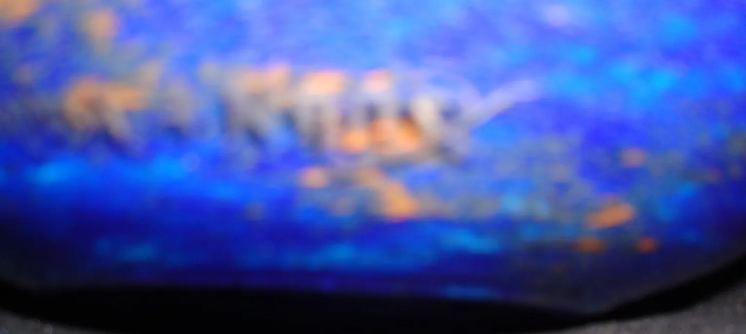 서명된 유리잔 다움 낸시, 생생한 파란색 배경, 골동품.