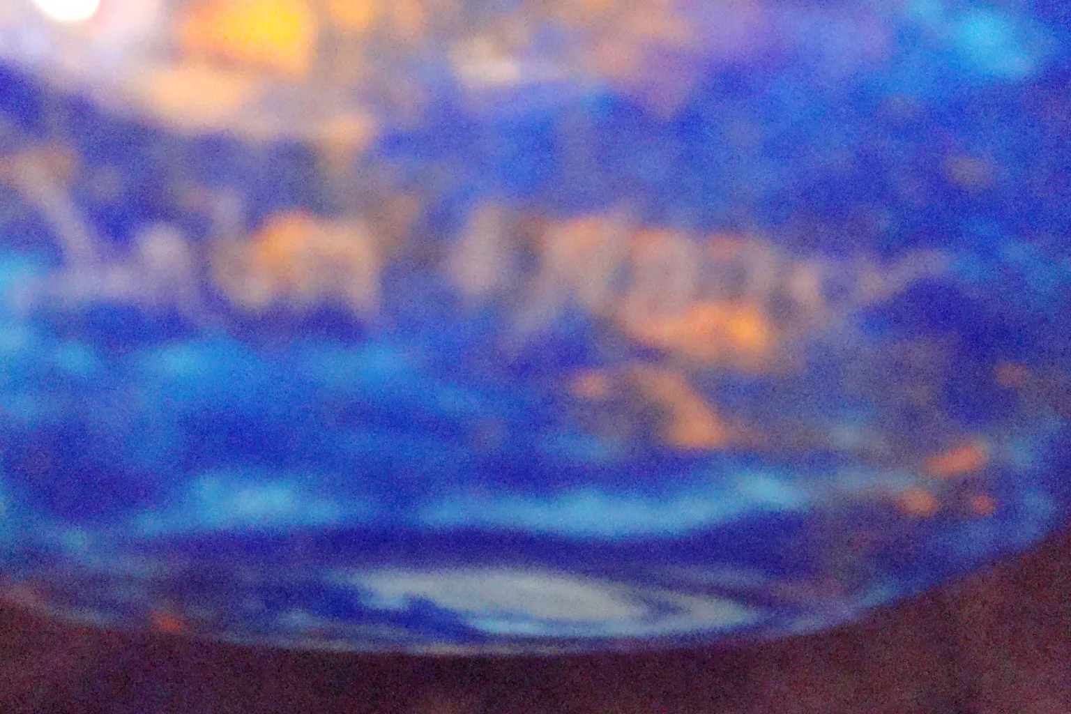 klares blaues glas mit unterschrift, antikes detail