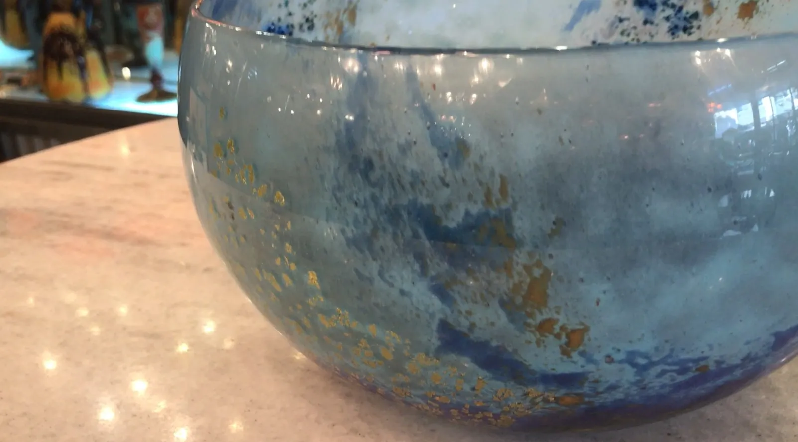 peça antiga de vidro com assinatura, tons de azul e dourado