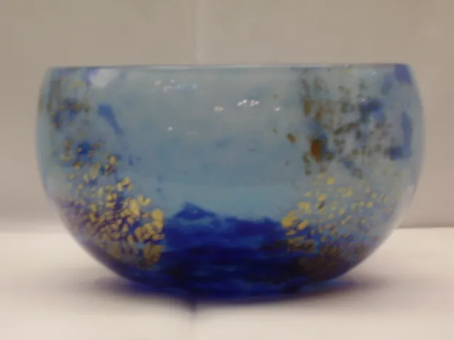 Vetro blu firmato Daum Nancy, con decorazione dorata, antiquariato.