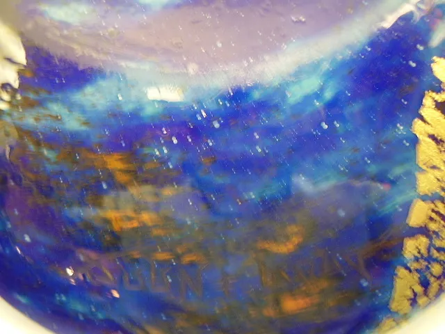 Verre ancien signé de Daum Nancy, couleurs vibrantes et détails artistiques, partie d'une collection