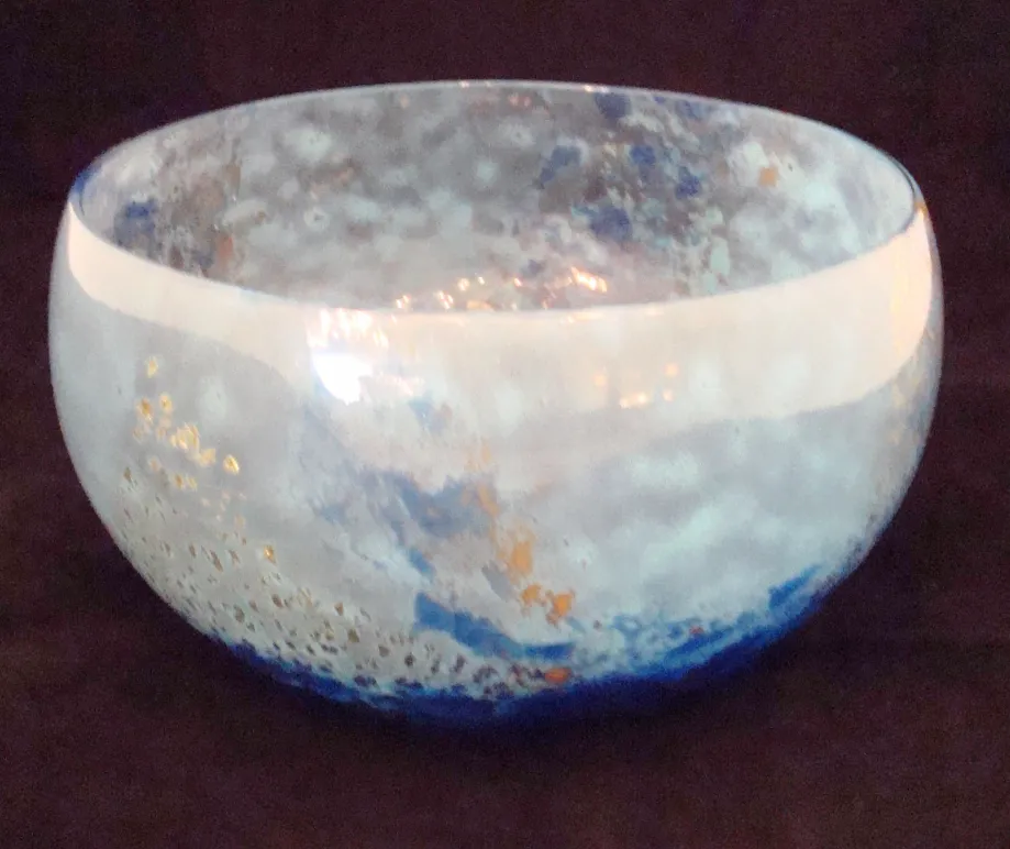 Bowl decorativa de vidrio firmado Daum Nancy en tonos azul y blanco.