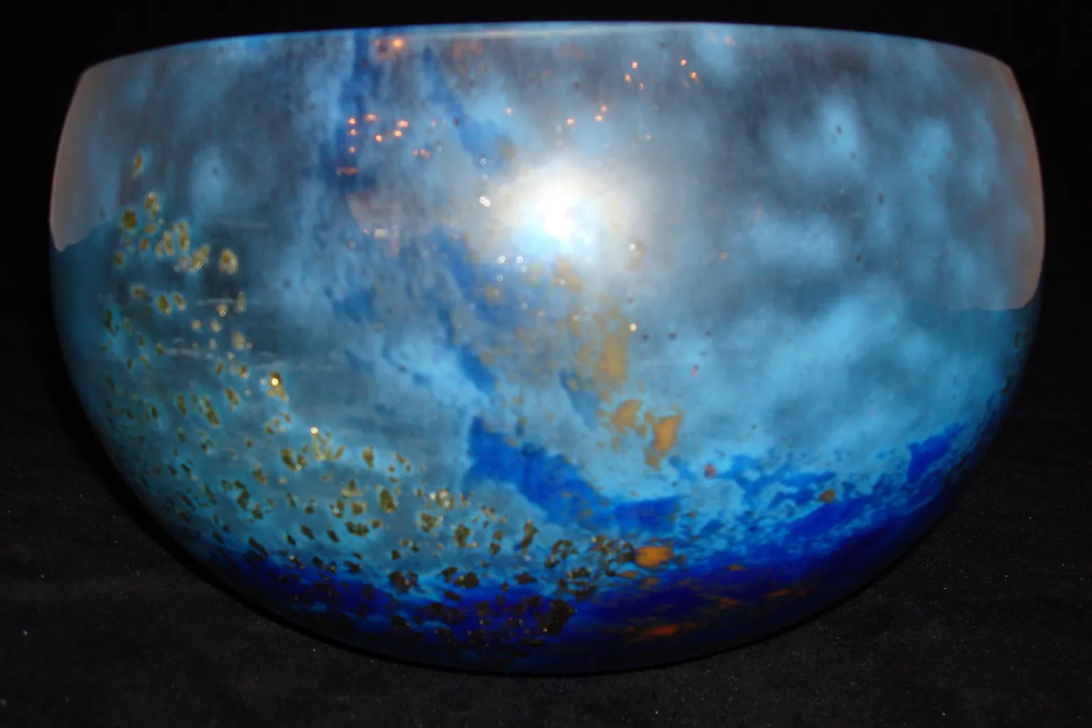 Verre ancien signé Daum Nancy avec décorations bleues