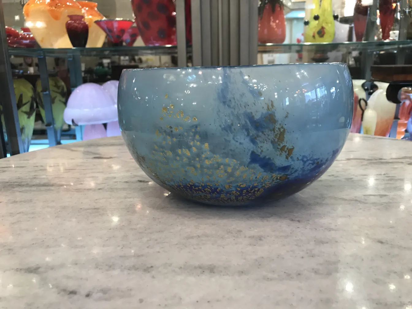 古董玻璃碗，蓝色和金色点缀，装饰背景