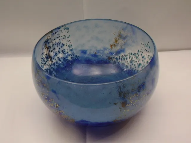 Blaue Glasschale mit goldenen Details, antikes Daum Nancy.