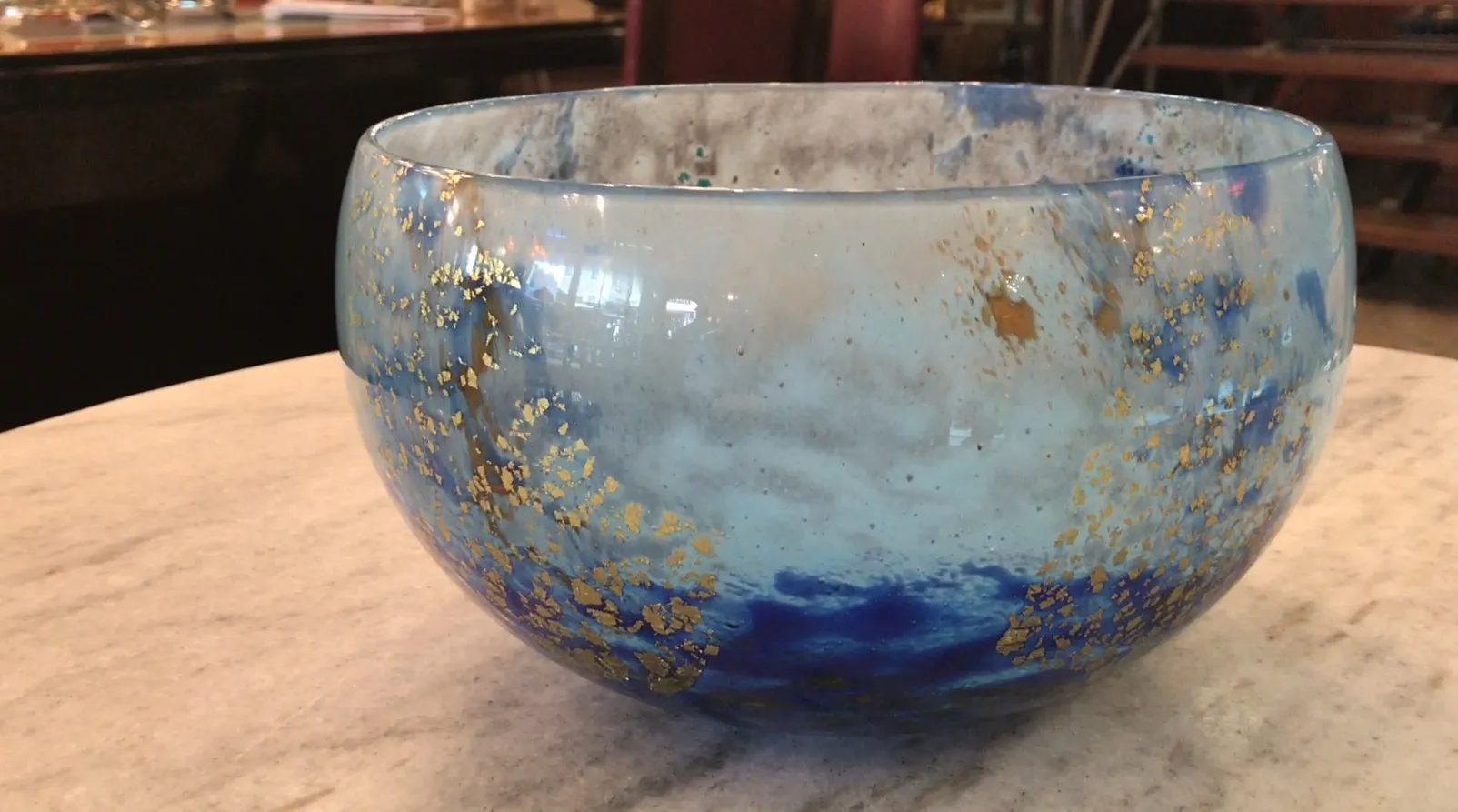 Bowl de vidro assinado daum nancy azul com detalhes dourados, sobre fundo claro