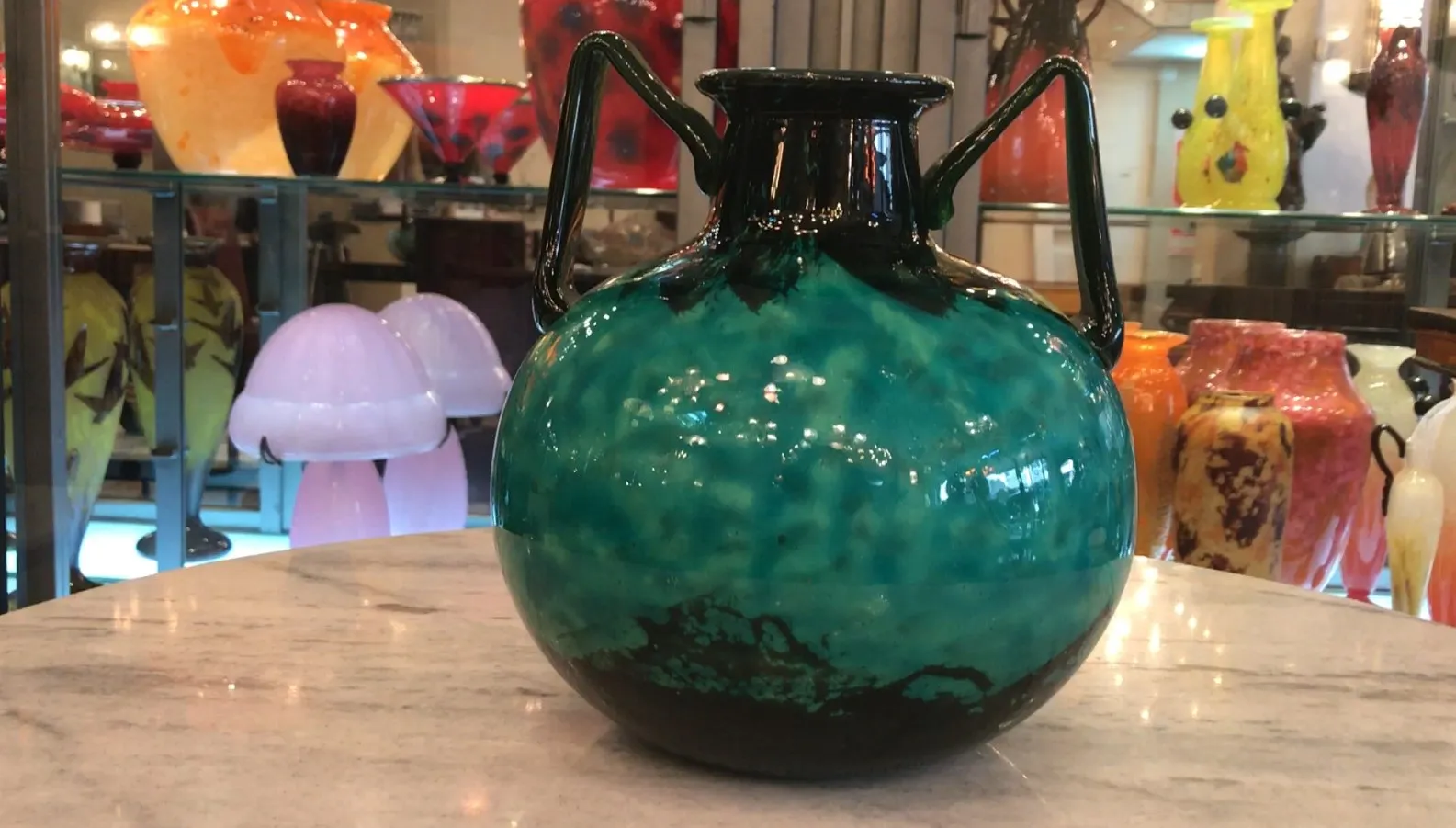 vintage glas vase mit signatur daum nancy vor buntem hintergrund