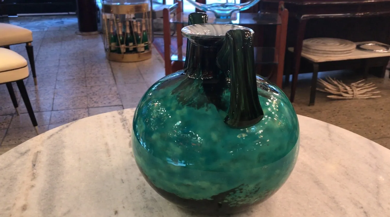 Garrafa com design verde e preto, ambiente antigo