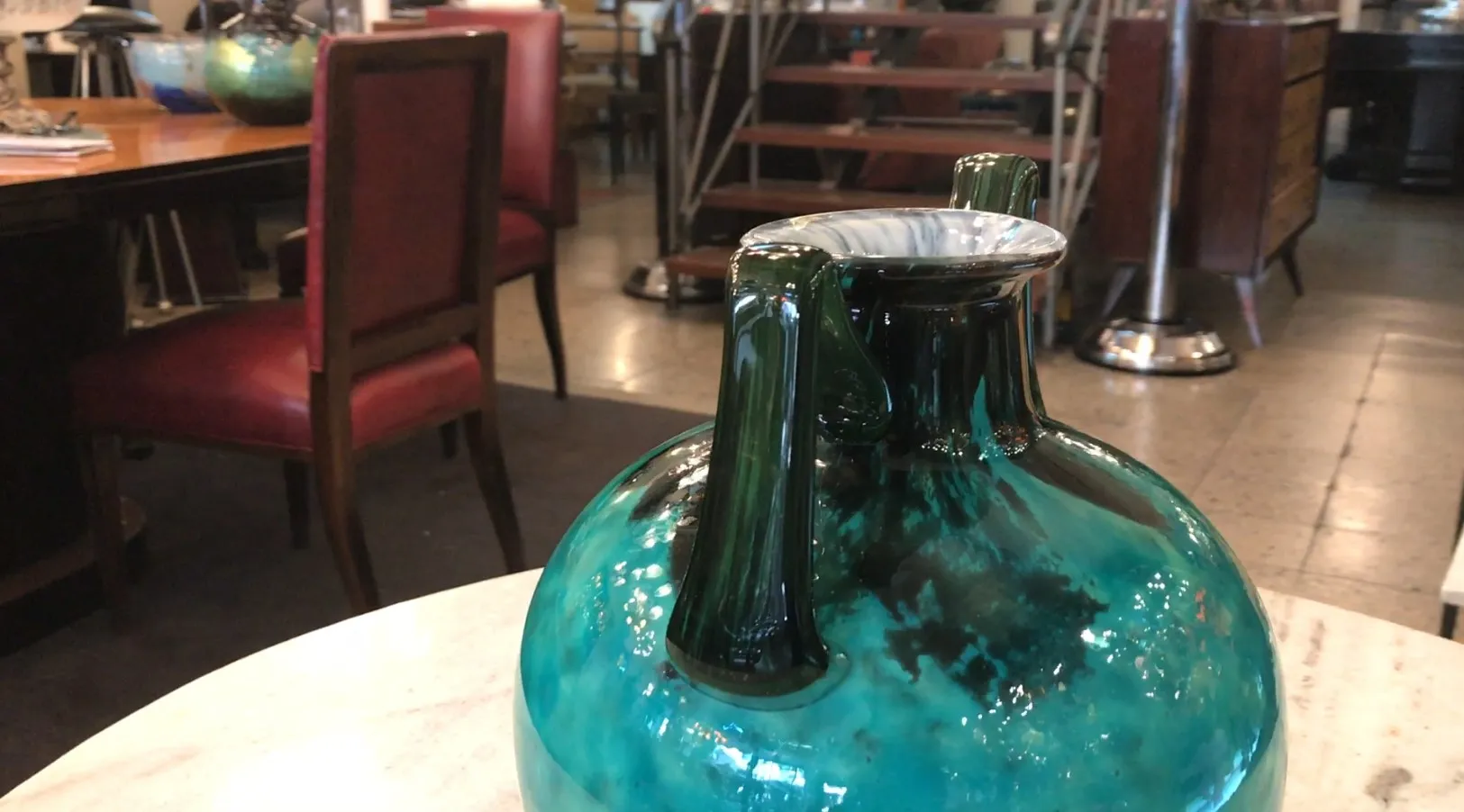 Vase antique en verre signé Daum Nancy avec un design élégant