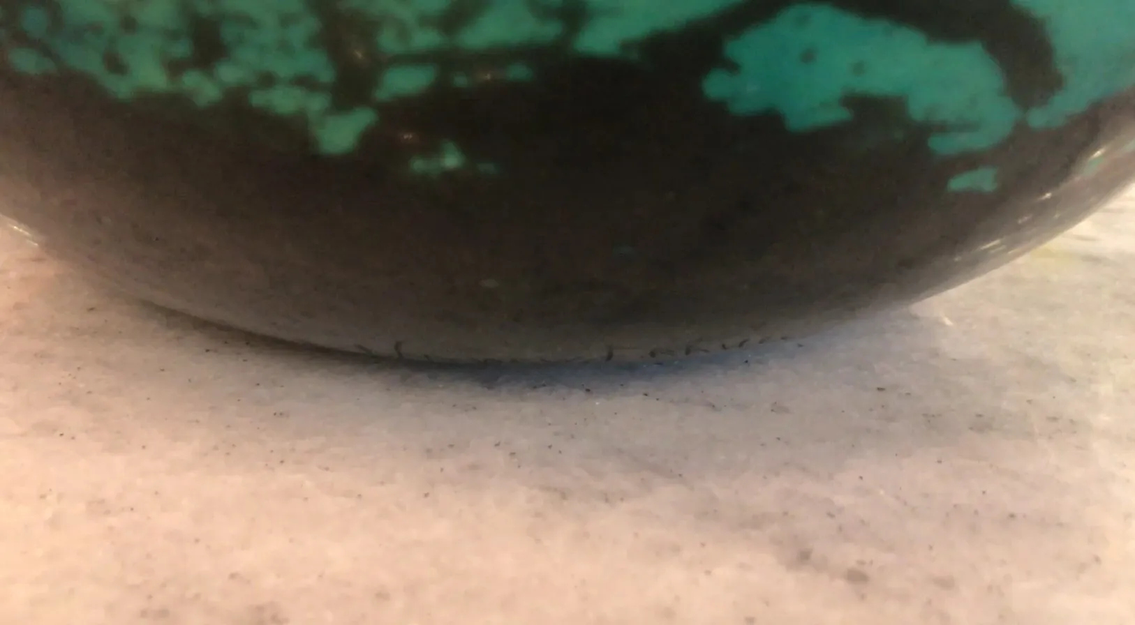 हस्ताक्षरित कांच दायम नैंसी रंगीन विवरणों और शानदार रूप में, प्राचीन फर्नीचर के बीच।