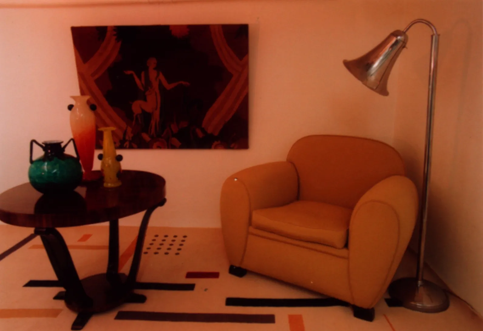 Vidro assinado Daum Nancy em ambiente decorativo com cadeira e mesa