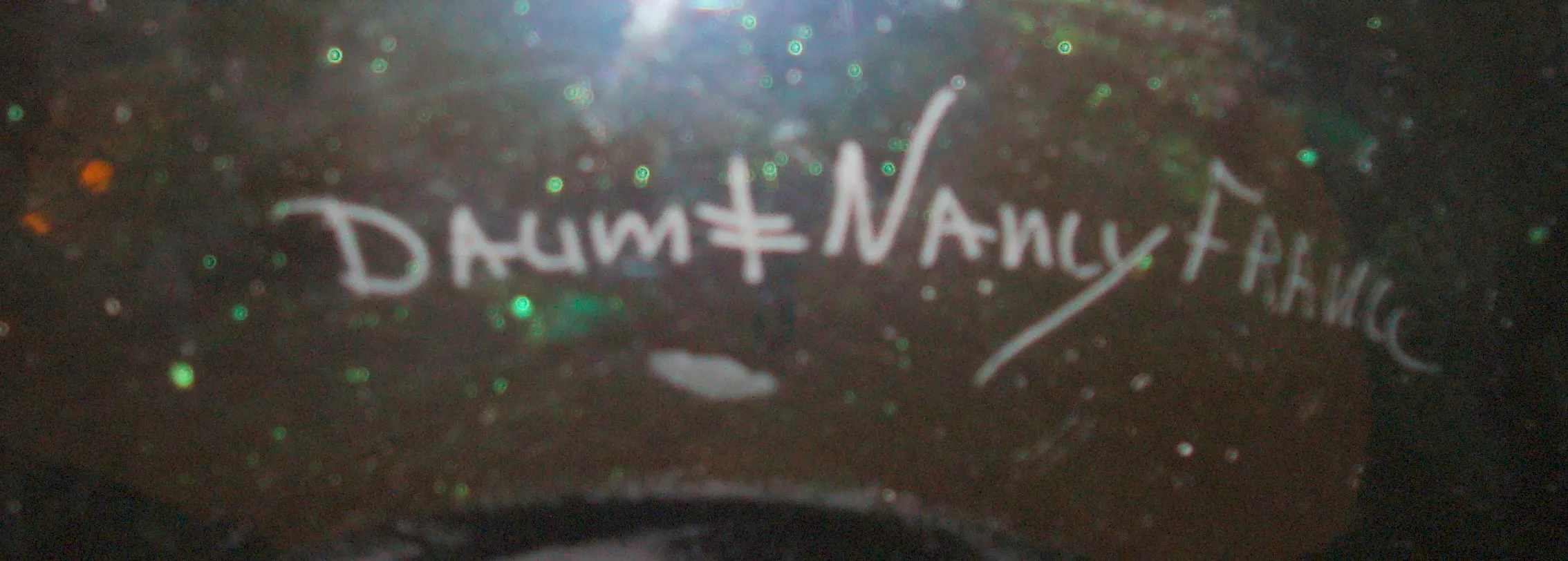 Antikes signiertes Glas von Daum Nancy mit einzigartigen grünen Farbtönen und Glanz.