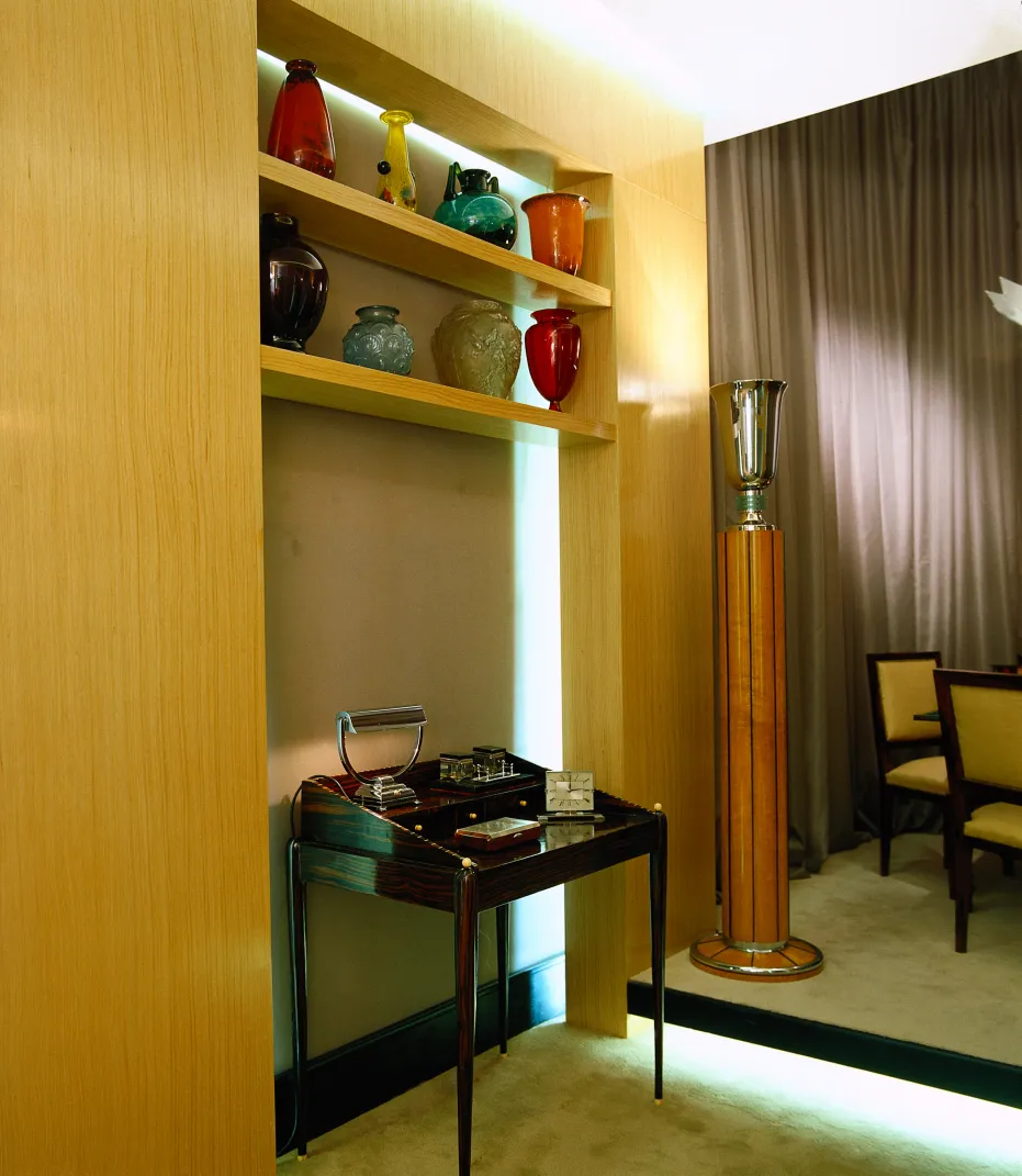 vidro colorido em estante com antiguidades