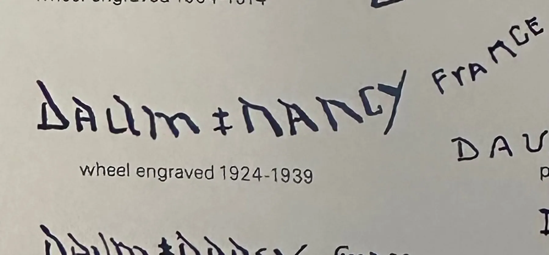 Verre signé Daum Nancy ancien avec inscription visibles.