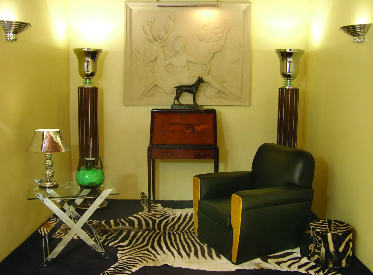 서명된 유리잔(Daum Nancy)가 고전적인 분위기 속에 현대적인 장식