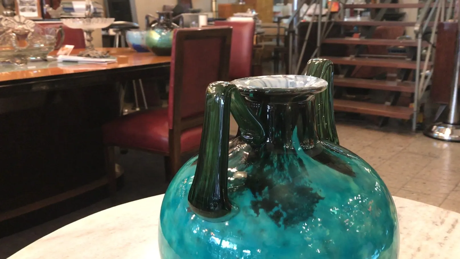 Antikes signiertes glas daum nancy, runde form mit grünen griffen, auf einem marmortisch platziert.