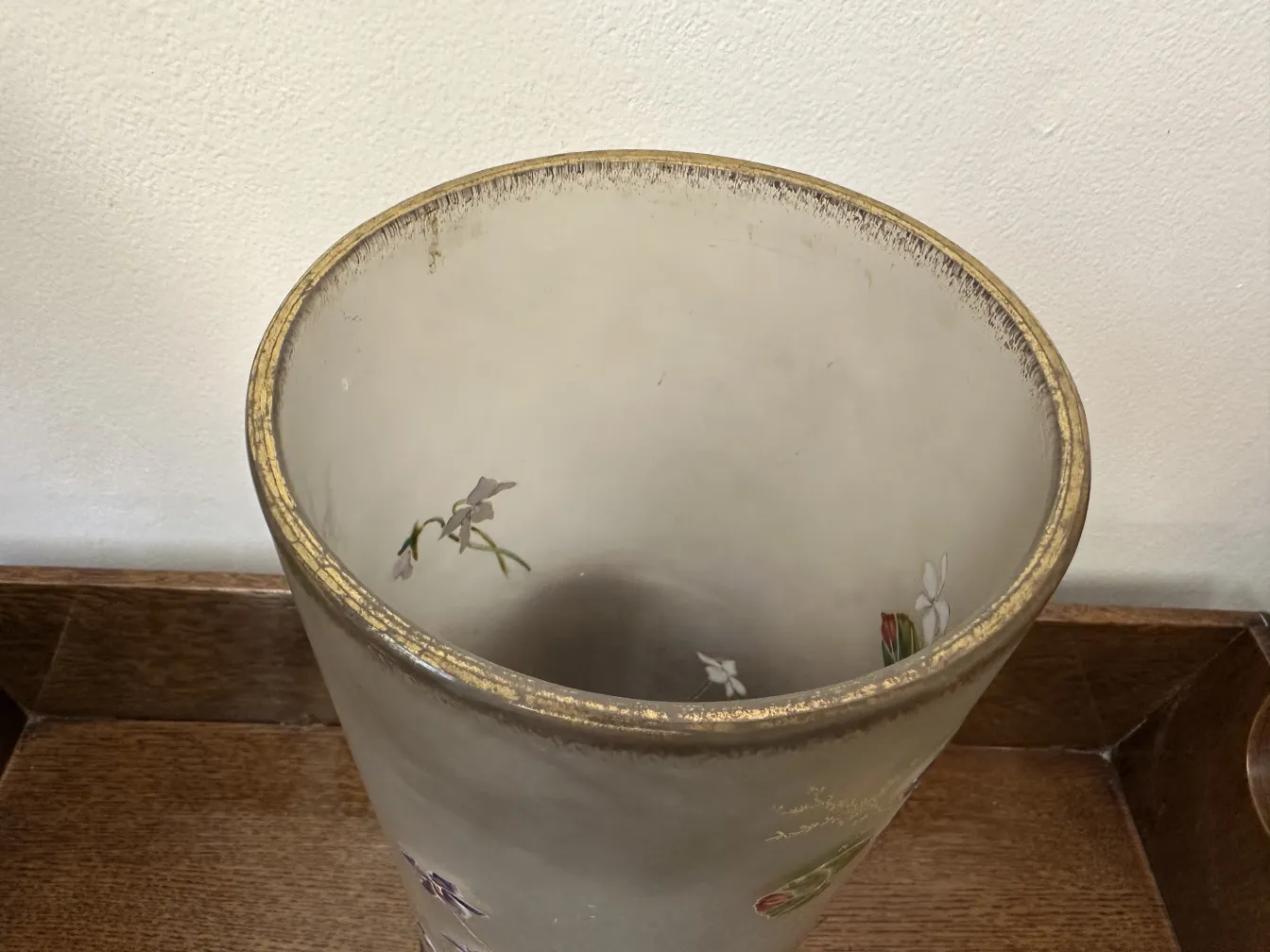 Signiertes Glas Daum Nancy mit Blumenmuster, antike zylindrische Form, weicher Hintergrund.