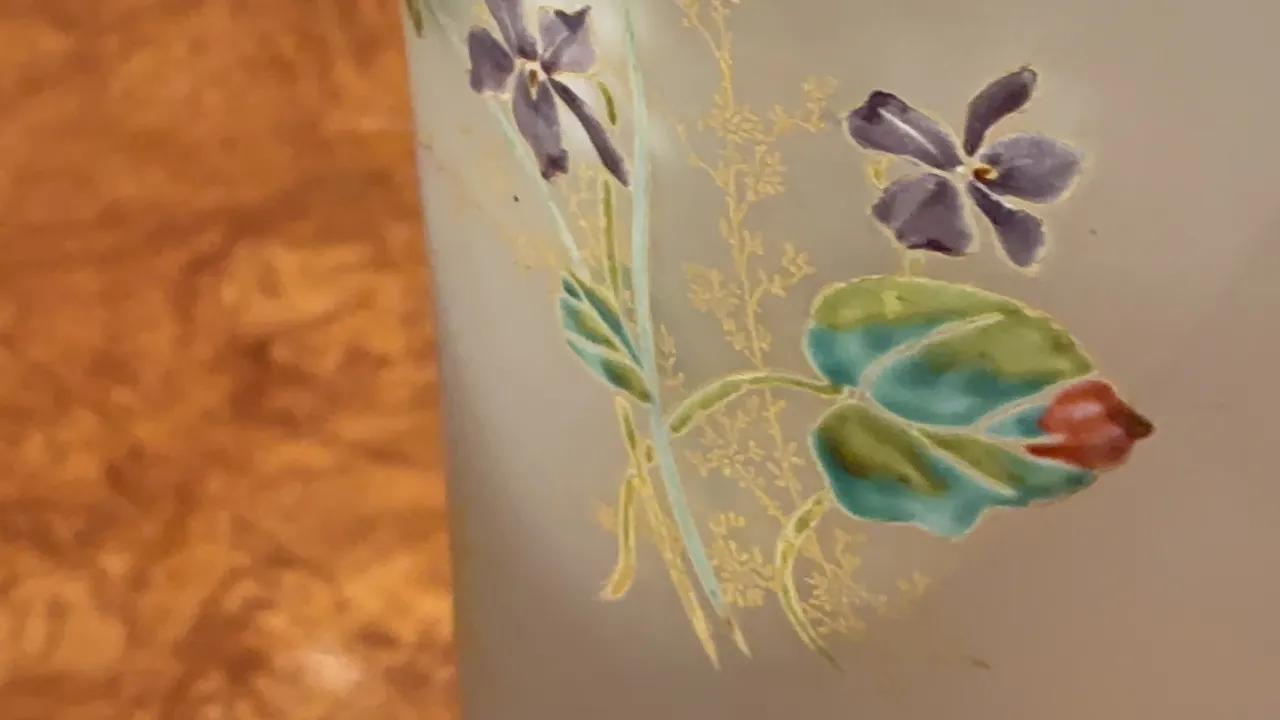 antikes Glas mit bemalten Blumen und goldenen Details