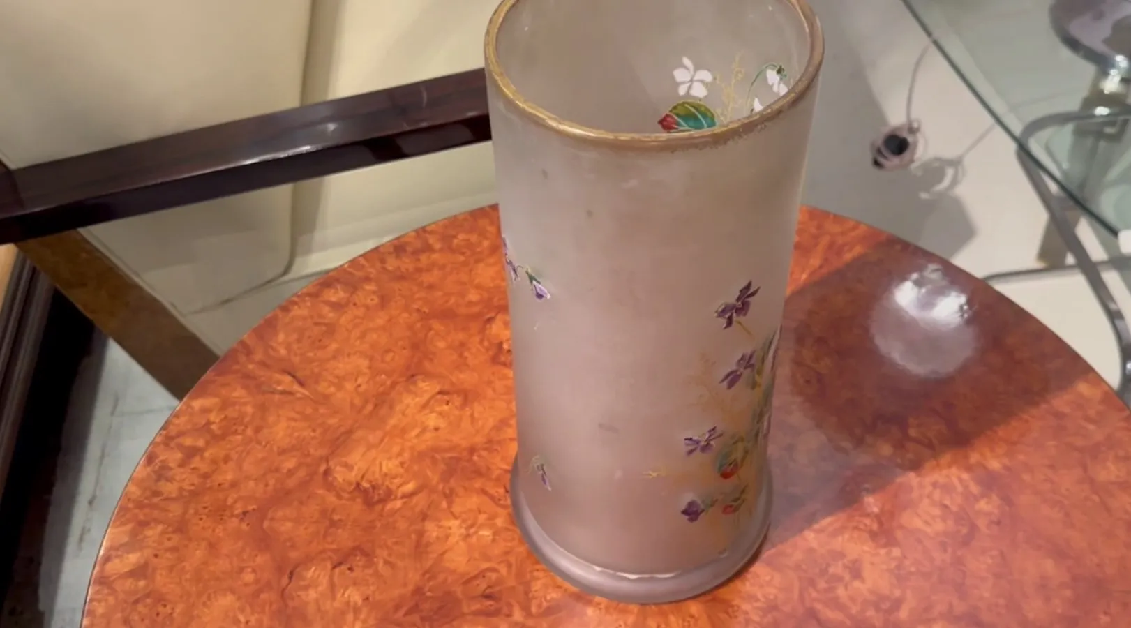 Vidrio antiguo firmado Daum Nancy con flores pintadas en colores suaves.