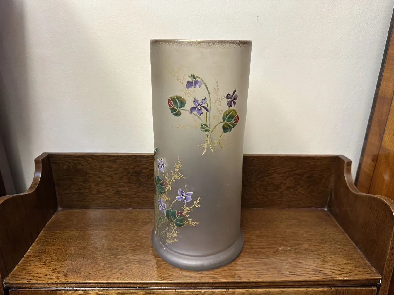 verre ancien signé avec motif de fleurs daum nancy