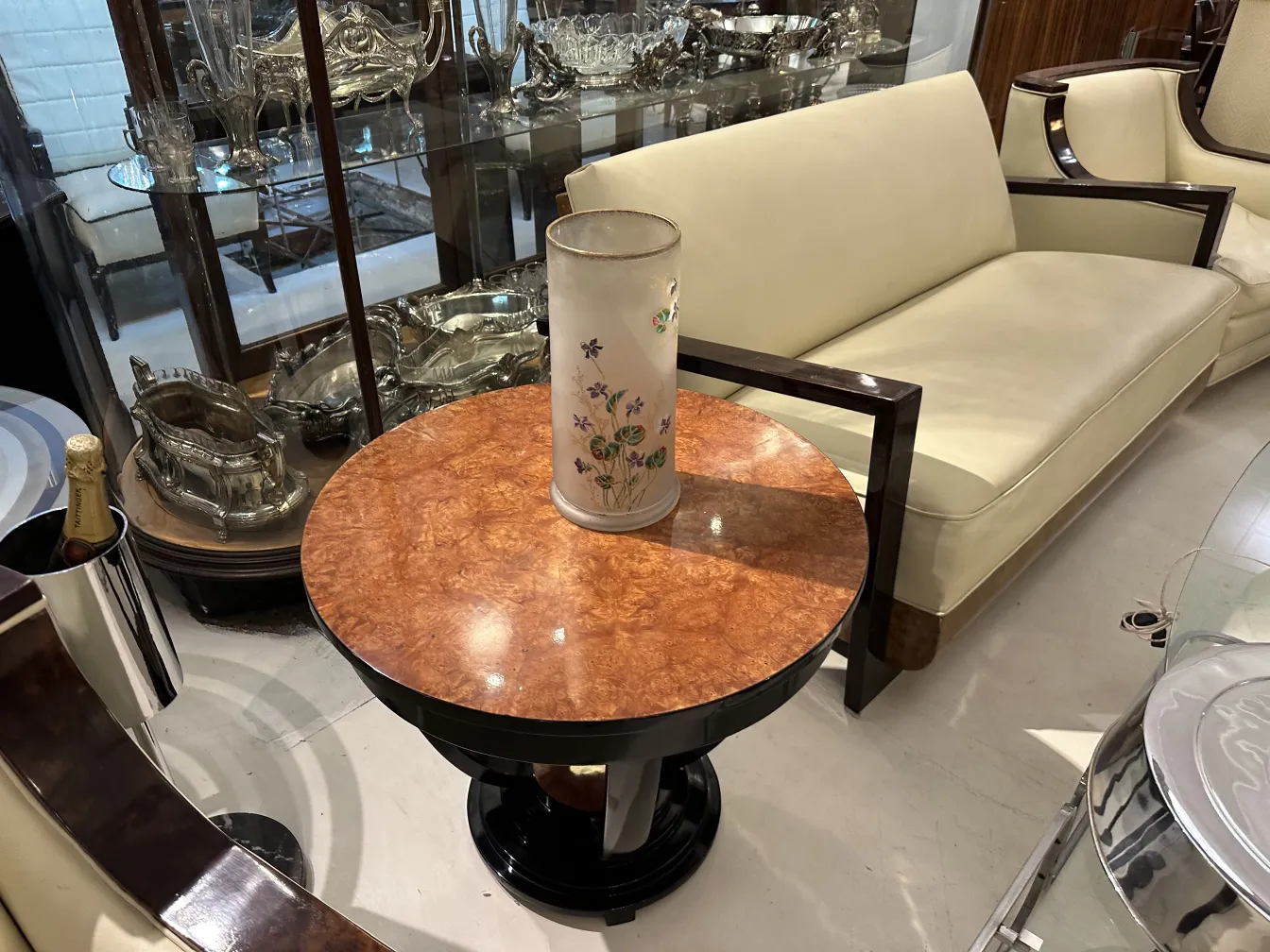 다움 낭시의 서명 유리잔, 꽃 무늬, 테이블 위에