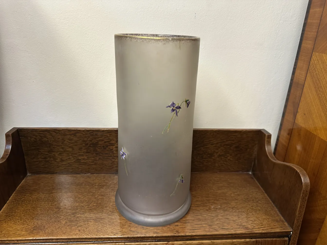 Verre signé Daum Nancy avec décoration de fleurs violettes, antiquité.