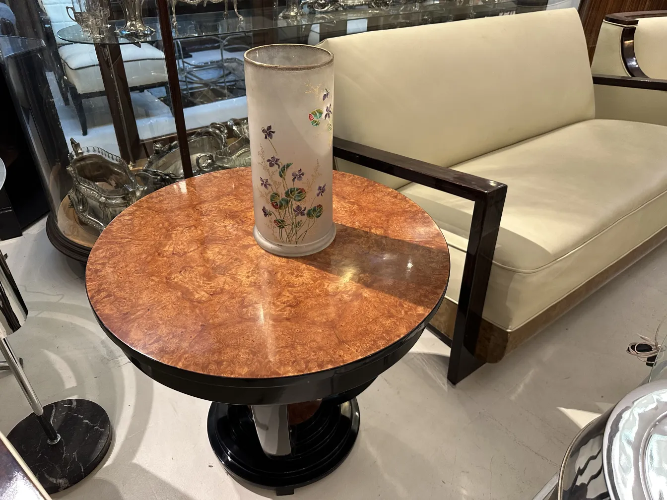 vidrio firmado daum nancy en mesa con decoración floral