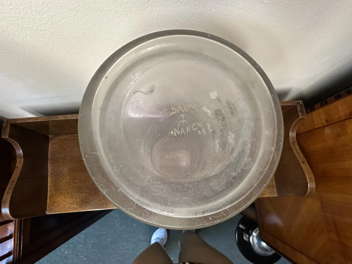 サイン入りダウム・ナンシーのグラスの上からの視点に小さなサインがある