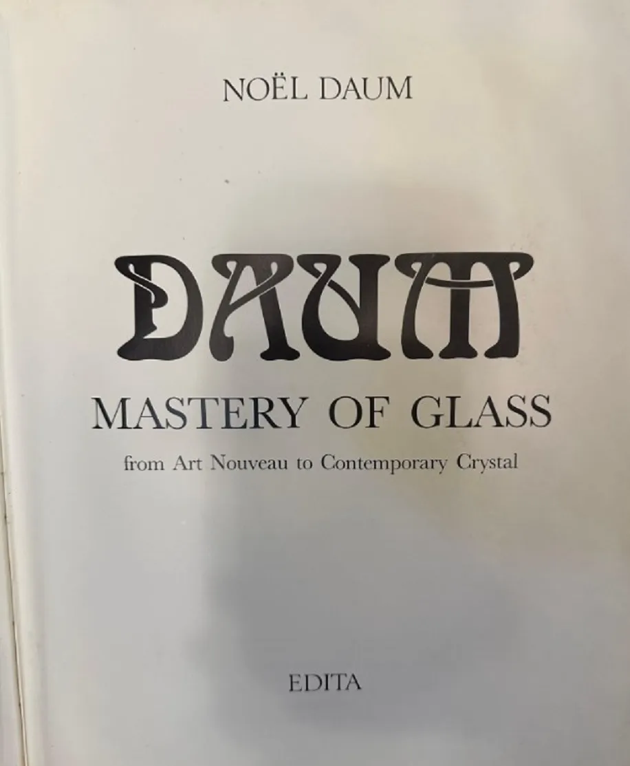 Un libro che presenta il titolo Daum e la maestria del vetro, sfondo chiaro.