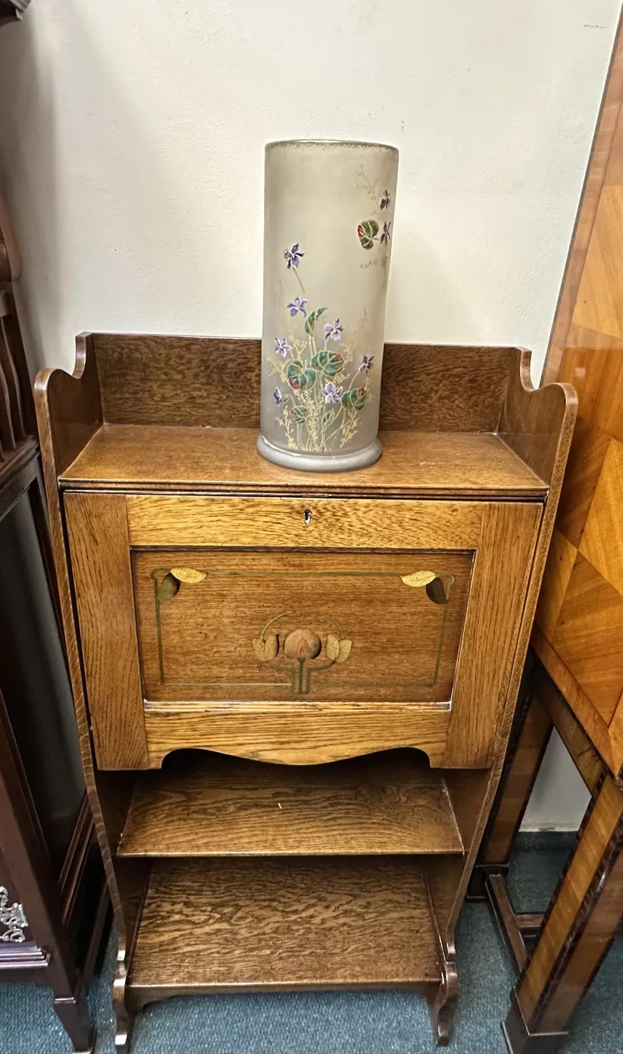 Vetro antico firmato Daum Nancy su mobili in legno.