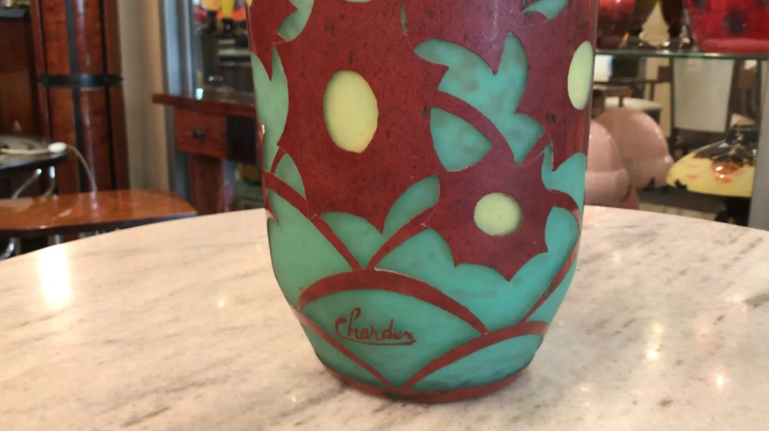 Vidrio firmado Charder con diseño floral y colorido