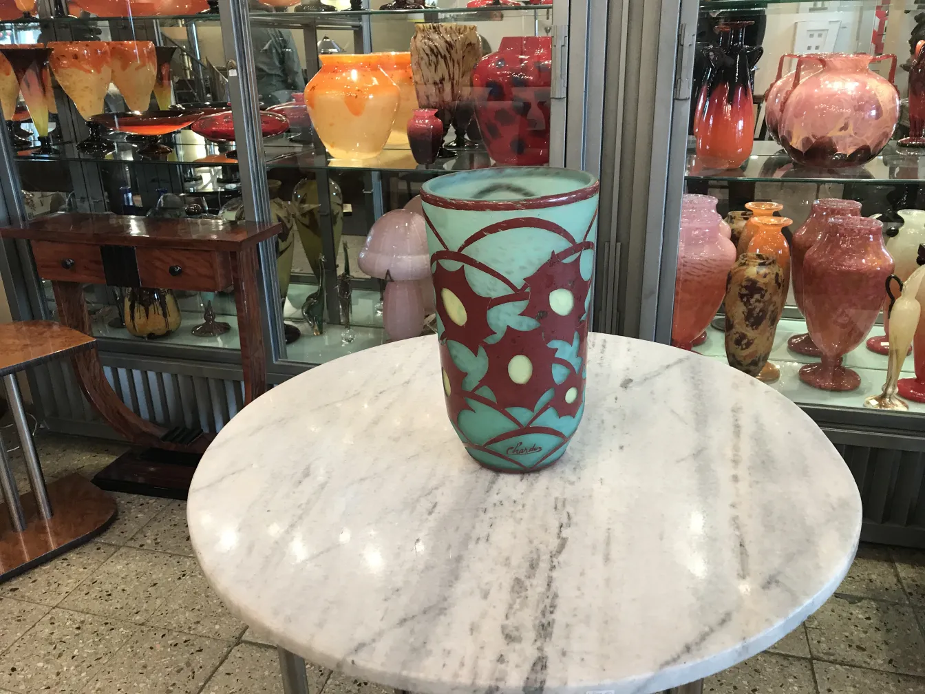 Vidro grande com assinatura Charder em vidro colorido, decoração antiga.