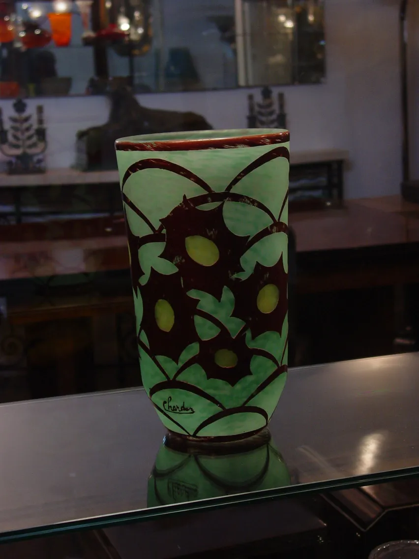 Vaso antigo de vidro assinado por Charder com design floral