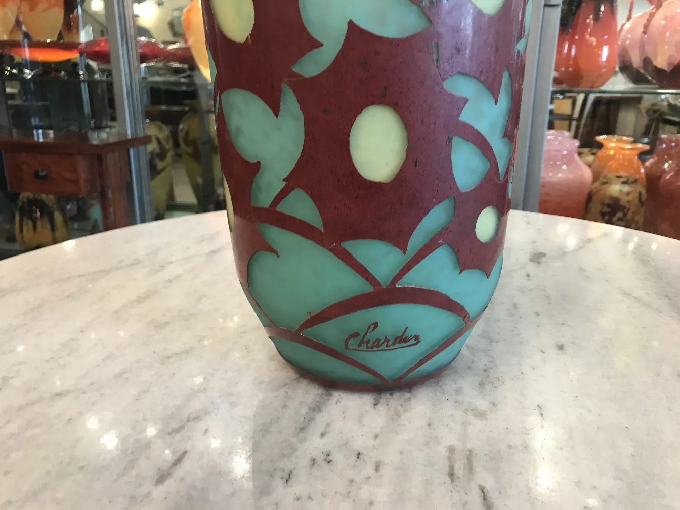 Vidro antigo com design floral e assinatura de Charder.