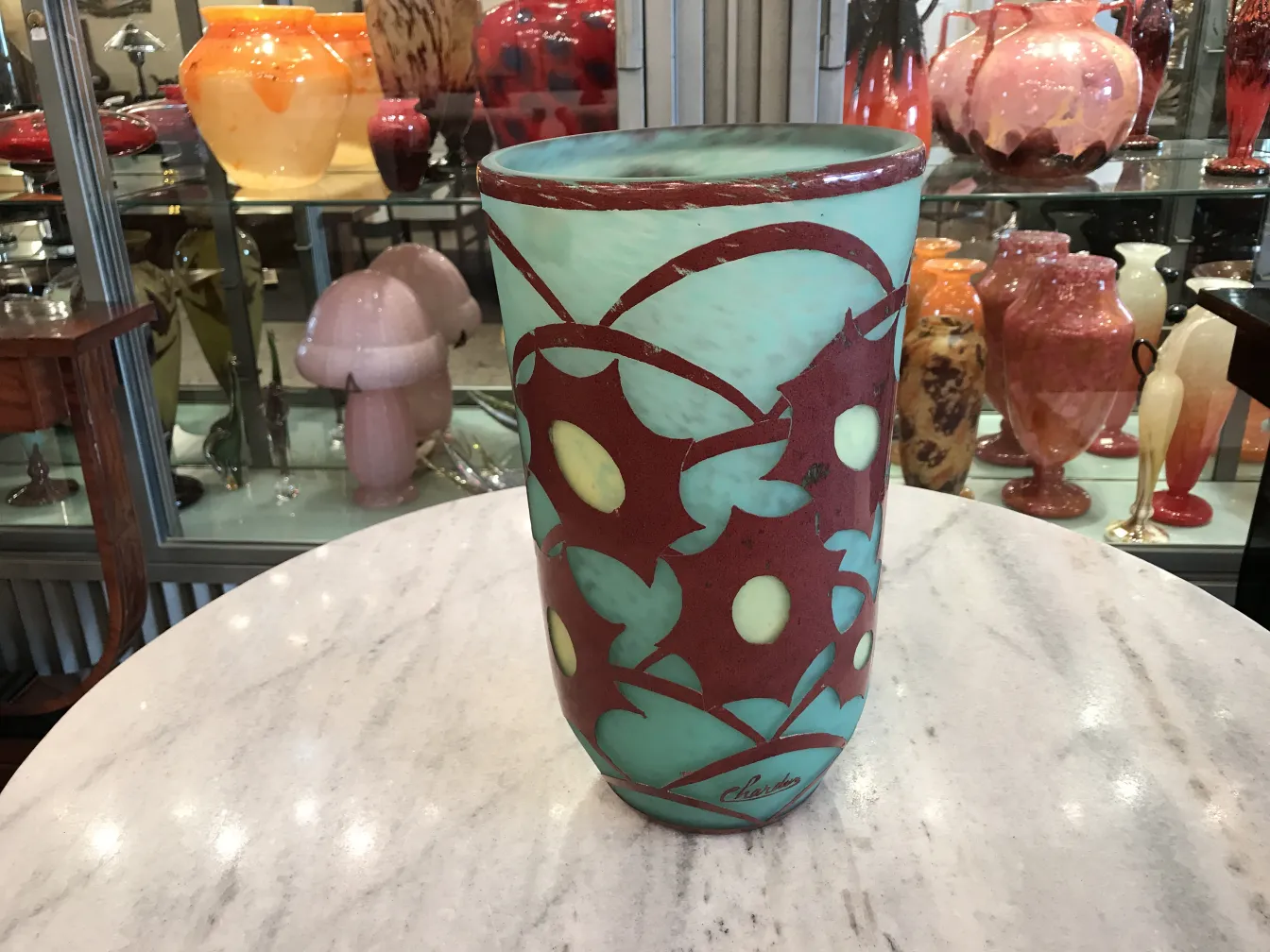 verre signé en vert et rouge avec motif floral