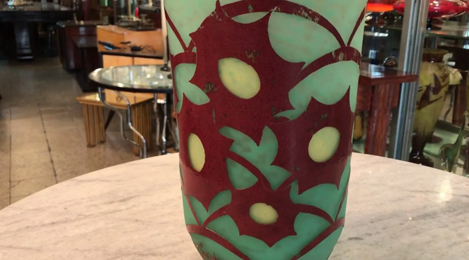 Vidrio firmado con diseño floral en tonos rojo y verde, antigüedad.