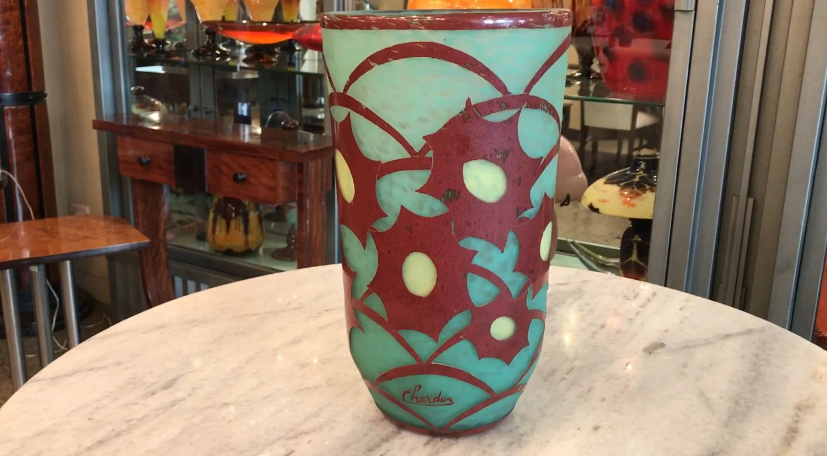 Vidro assinado por Charder com design decorativo em vermelho e verde, antiguidade