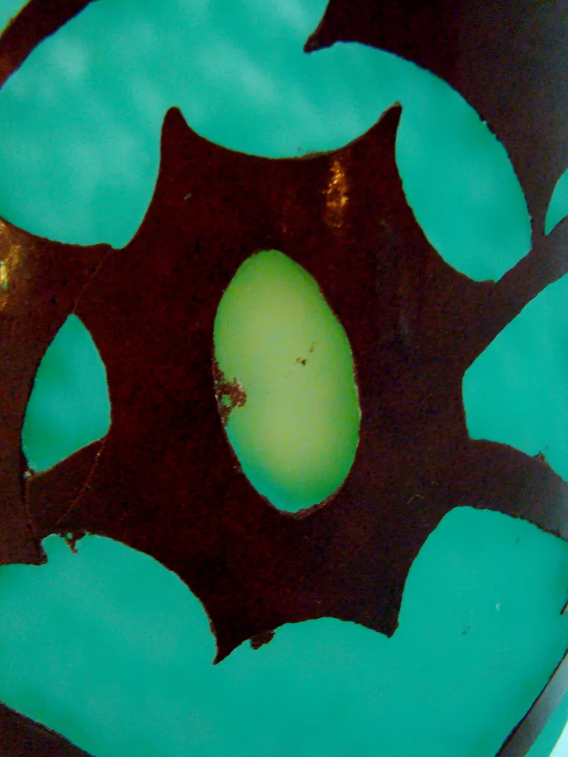 Vidro antigo assinado Charder com design colorido e formas