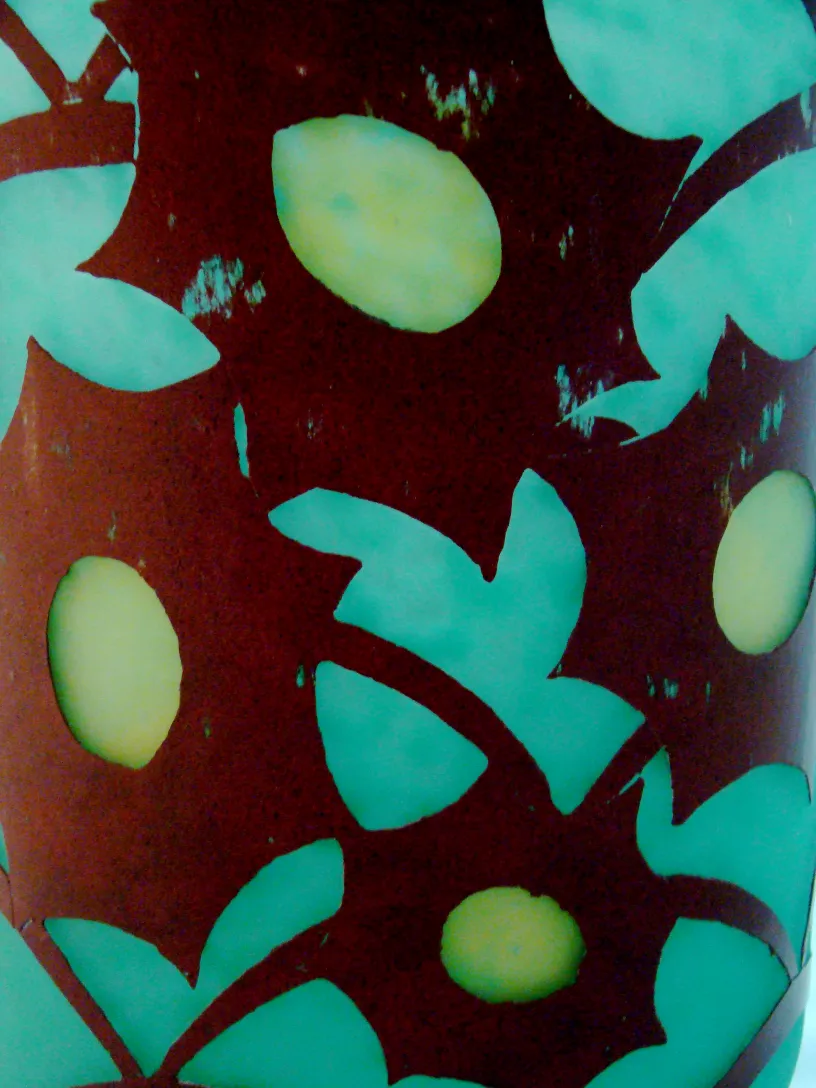 Vetro firmato antico Charder con un design colorato verde e marrone.